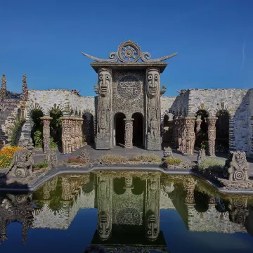 Explorez le palais-musée Robert Tatin !