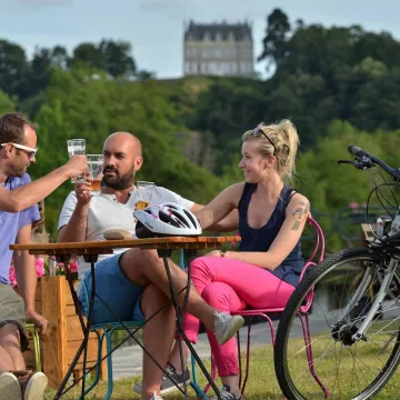 Un bivouac sur le chemin de halage de la Mayenne