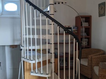 escalier pour accéder à l'espace des deux chambres