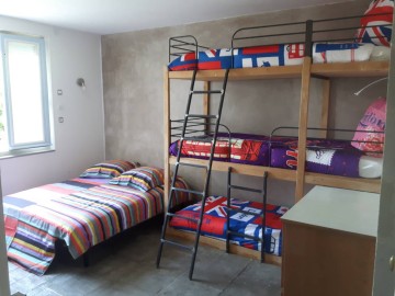 Chambre nord R+1 (Racks de tissu transformés en lits superposés)