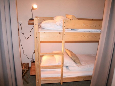 pallier aménagé avec lits superposés