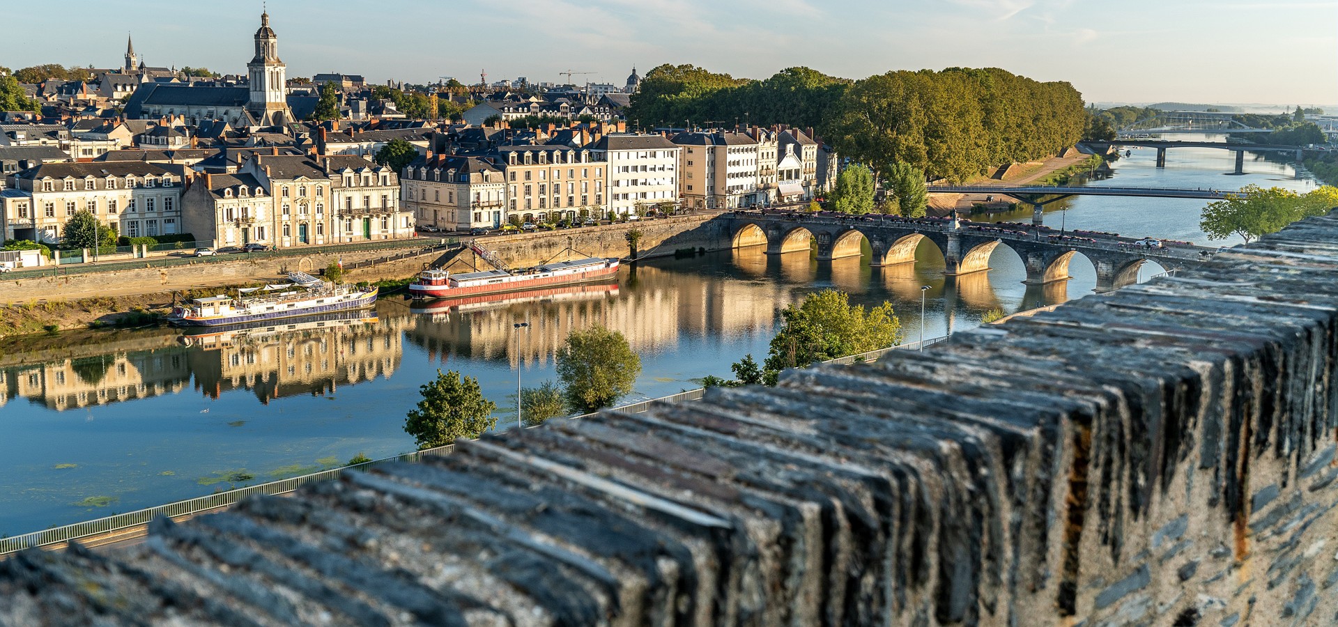 Panorama sur la Maine et la quartier de la Doutre à Angers en Pays de la Loire