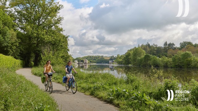 La Vélo Francette le long du chemin de halage de la Mayenne en Pays de la Loire