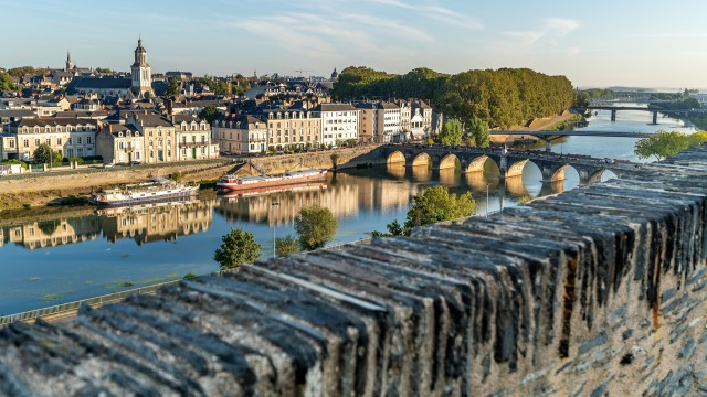 Panorama sur la Maine et la quartier de la Doutre à Angers en Pays de la Loire