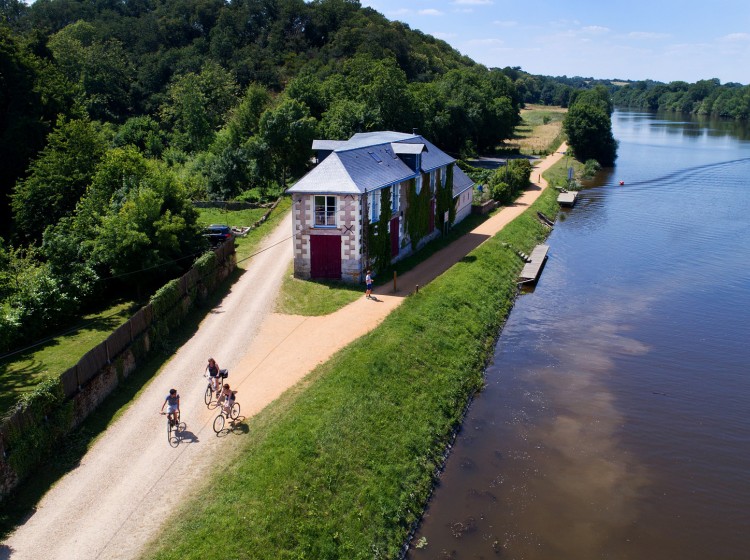 La Vélo Francette le long de la Mayenne - Secteur de La Roussière situé en Anjou près de Grez-Neuville